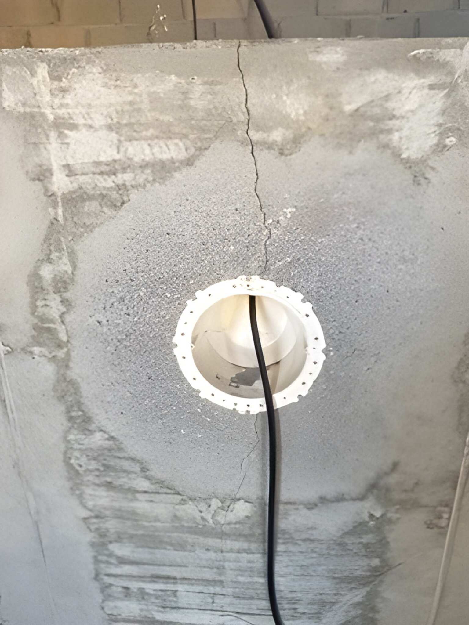 Défaut de ferraillage ayant eu raison d'une nouvelle cuve en béton Défaut de ferraillage ayant eu raison d'une nouvelle cuve en béton
