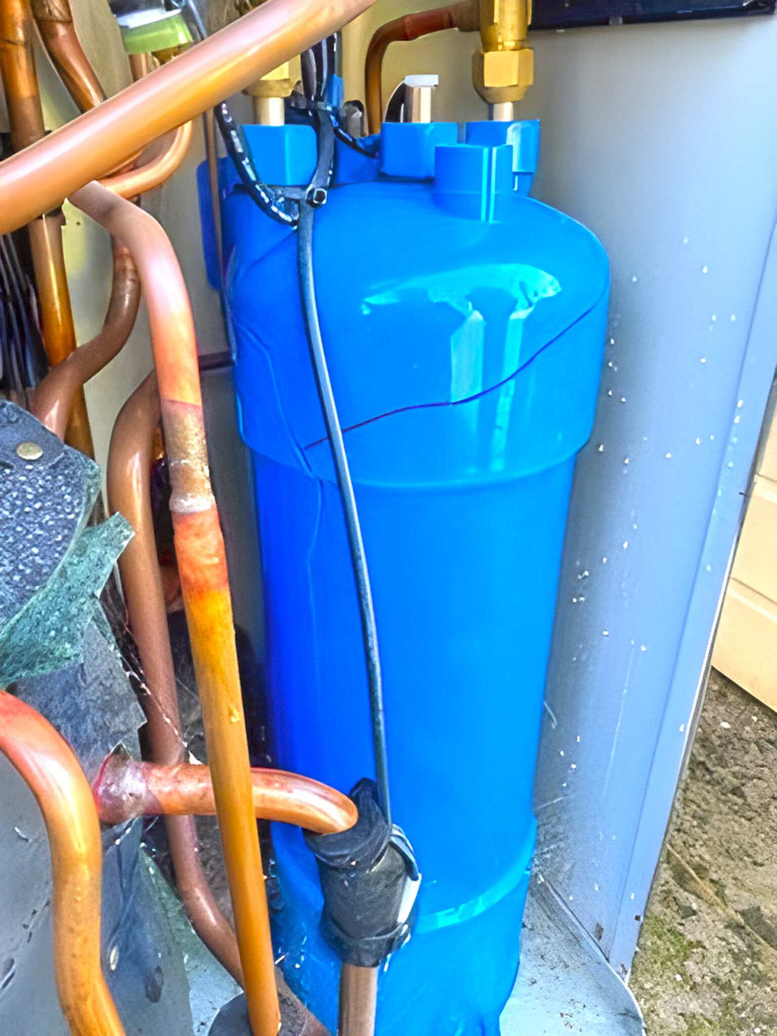 Le gel a eu raison de cette pompe à chaleur mal hivernée Pompe à chaleur de piscine mal hivernée