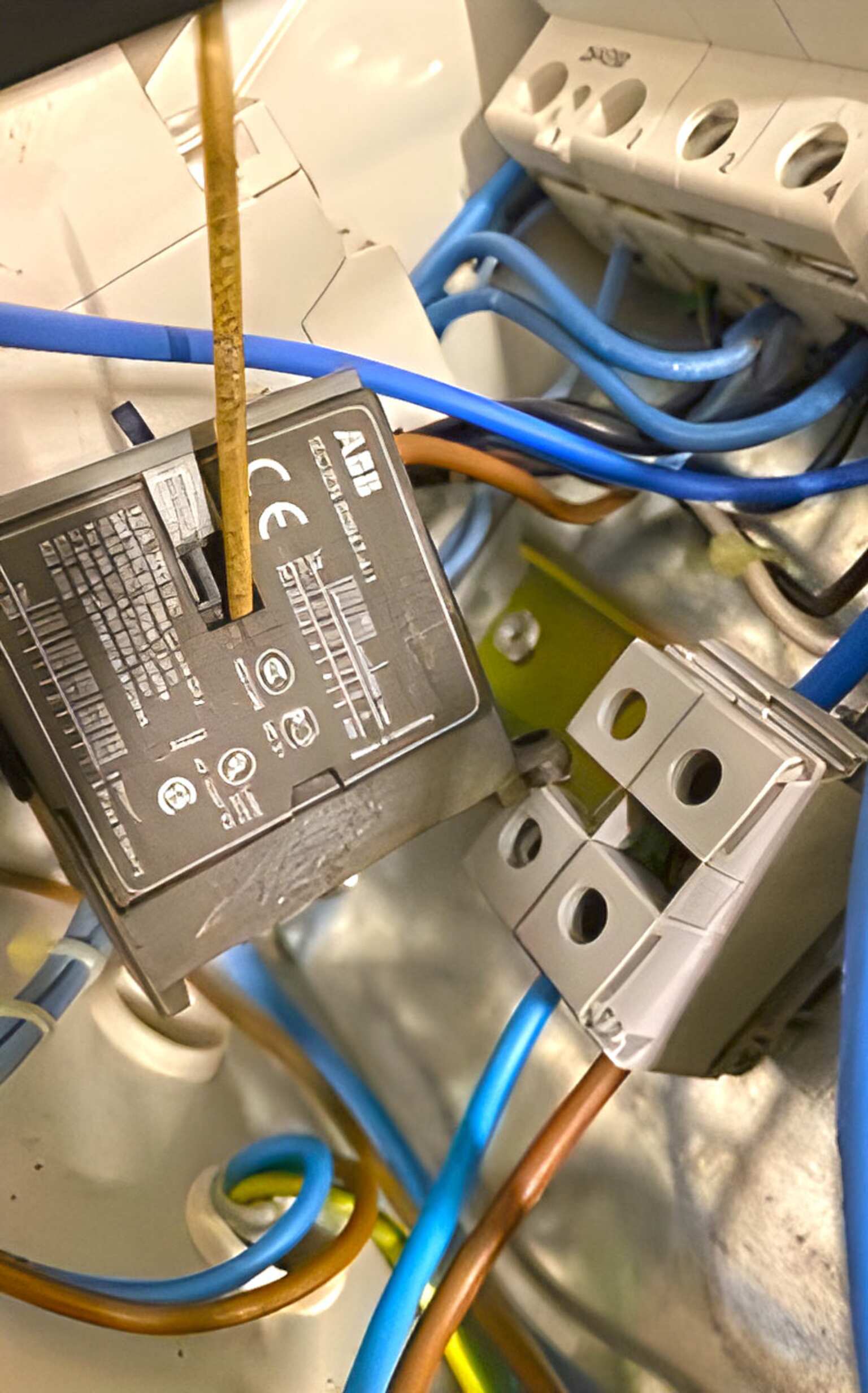 Un cure-dent en guise de contacteur électrique Pratique éléctrique à risque dans local technique de piscine