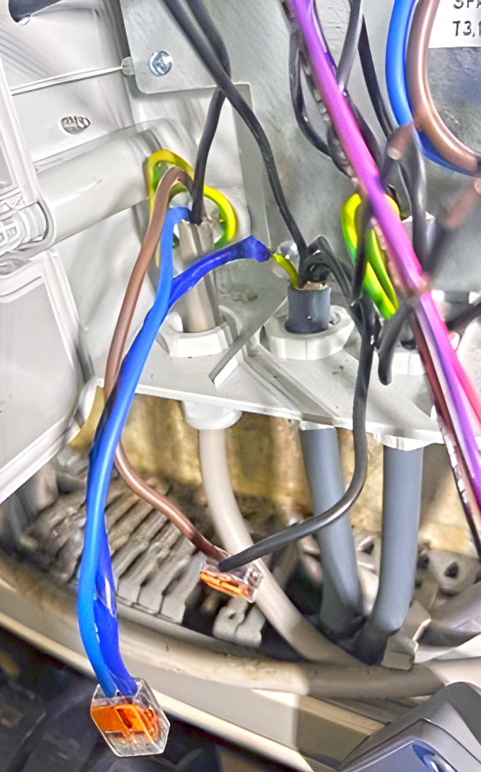Chef, y'a pas assez de fils dans le cable... bah pas grave, mets de la toile isolante bleue autour du fil de terre ! Chef, y'a pas assez de fils dans le cable... bah pas grave, mets de la toile isolante bleue autour du fil de terre !