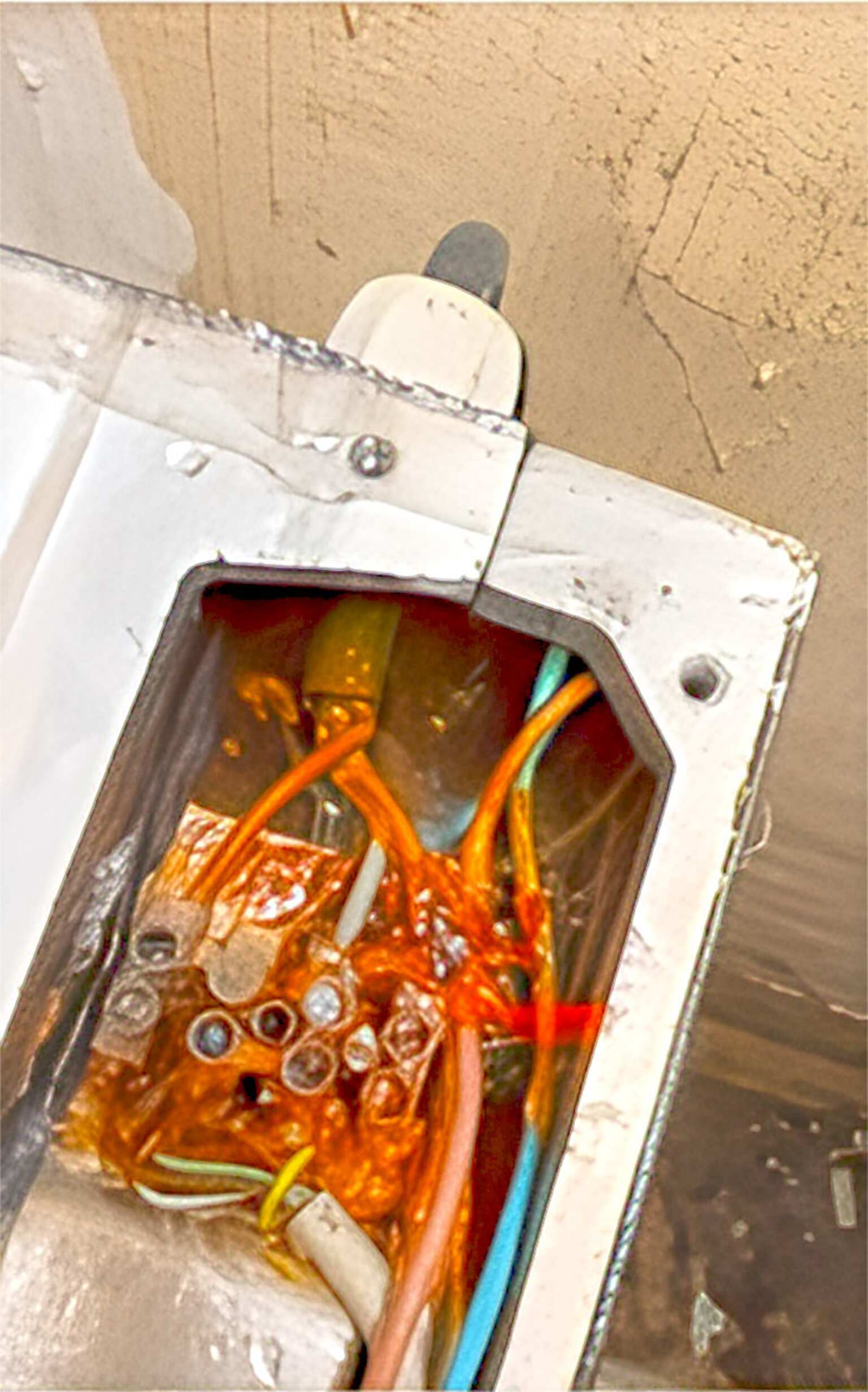 La très légère oxydation des contacteurs électriques pourrait expliquer les problèmes rencontrés sur le circuit Dominos électriques non-étanches dans local technique de piscine