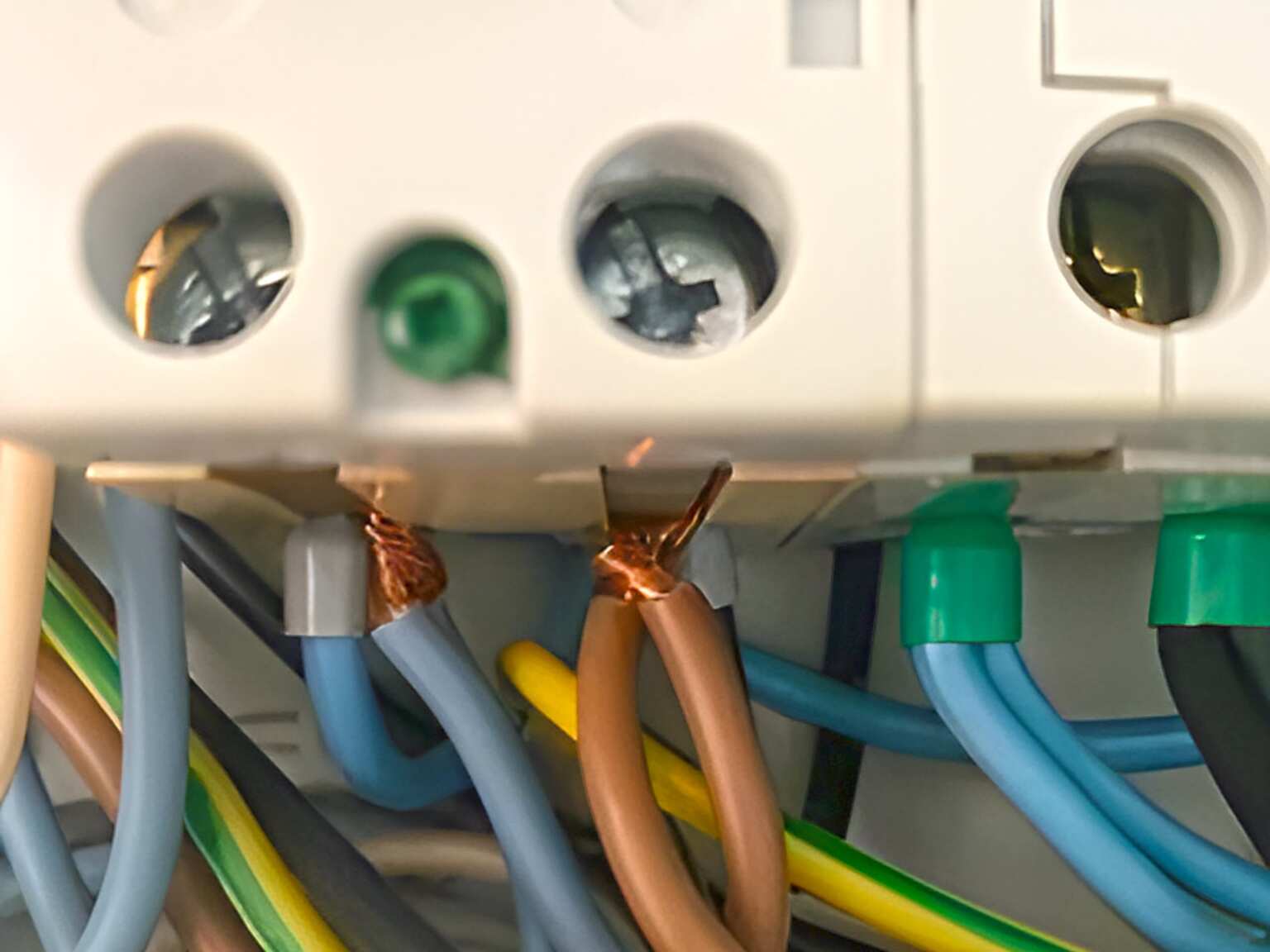 Nous ne le dirons jamais assez : sortez couverts ! Fils de cuivre multi brins sans protection étanche en piscine